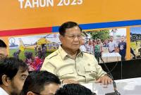 Presiden Prabowo Subianto saat memimpin rapat terbatas penanggulangan pascabencana banjir Sumatera di Pos Pendamping Nasional Penanganan Bencana Aceh, Pangkalan TNI AU Sultan Iskandar Muda, Aceh Besar, Minggu (7/12/2025). (Biro Pers Setpres)