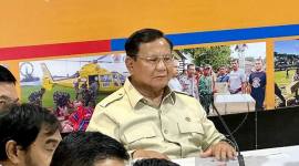 Presiden Prabowo Subianto saat memimpin rapat terbatas penanggulangan pascabencana banjir Sumatera di Pos Pendamping Nasional Penanganan Bencana Aceh, Pangkalan TNI AU Sultan Iskandar Muda, Aceh Besar, Minggu (7/12/2025). (Biro Pers Setpres)