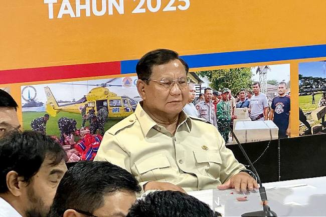 Presiden Prabowo Subianto saat memimpin rapat terbatas penanggulangan pascabencana banjir Sumatera di Pos Pendamping Nasional Penanganan Bencana Aceh, Pangkalan TNI AU Sultan Iskandar Muda, Aceh Besar, Minggu (7/12/2025). (Biro Pers Setpres)