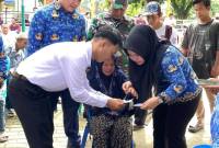 Penyaluran BLT APBD 2025 Kabupaten Balangan kepada warga di Kecamatan Awayan. (Foto : Mc Balangan)