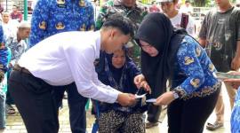 Penyaluran BLT APBD 2025 Kabupaten Balangan kepada warga di Kecamatan Awayan. (Foto : Mc Balangan)