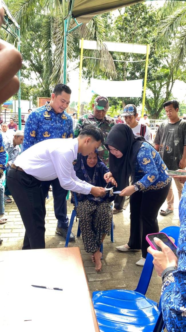 Penyaluran BLT APBD 2025 Kabupaten Balangan kepada warga di Kecamatan Awayan. (Foto : Mc Balangan)