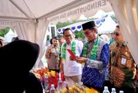 Wakil Bupati Balangan, Akhmad Fauzi beserta jajaran saat berkunjung ke stan UMKM bazar Adaro Spectapreneur 2025 Jumat (19/12/2025). Foto : Mc Balangan