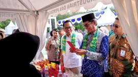 Wakil Bupati Balangan, Akhmad Fauzi beserta jajaran saat berkunjung ke stan UMKM bazar Adaro Spectapreneur 2025 Jumat (19/12/2025).  Foto : Mc Balangan