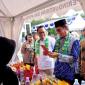 Wakil Bupati Balangan, Akhmad Fauzi beserta jajaran saat berkunjung ke stan UMKM bazar Adaro Spectapreneur 2025 Jumat (19/12/2025).  Foto : Mc Balangan