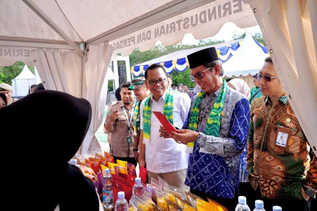 Wakil Bupati Balangan, Akhmad Fauzi beserta jajaran saat berkunjung ke stan UMKM bazar Adaro Spectapreneur 2025 Jumat (19/12/2025).  Foto : Mc Balangan