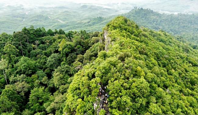 Suasana Gunung Parung di Kecamatan Sepaku, Kabupaten Penajam Paser Utara, Provinsi Kalimantan Timur, menjadi salah satu pengembangan pariwisata berbasis komunitas di kawasan IKN. (Foto: Dok Humas OIKN)
