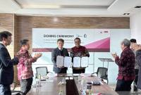 Ketua ASKOMPSI, Muhammad Faisal bersama CEO LSWare Inc, Kim Min Soo menunjukan Nota Kesepahaman (MoU) terkait kerjasama perceoatan transformasi digital pemerintah daerah di seluruh Indonesia. (Foto: Dok Diskominfo Kaltim)
