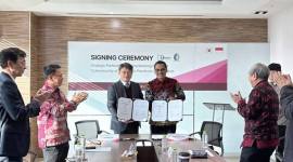 Ketua ASKOMPSI, Muhammad Faisal bersama CEO LSWare Inc, Kim Min Soo menunjukan Nota Kesepahaman (MoU) terkait kerjasama perceoatan transformasi digital pemerintah daerah di seluruh Indonesia. (Foto: Dok Diskominfo Kaltim)