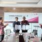 Ketua ASKOMPSI, Muhammad Faisal bersama CEO LSWare Inc, Kim Min Soo menunjukan Nota Kesepahaman (MoU) terkait kerjasama perceoatan transformasi digital pemerintah daerah di seluruh Indonesia. (Foto: Dok Diskominfo Kaltim)