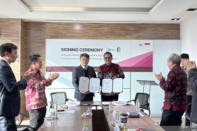 Ketua ASKOMPSI, Muhammad Faisal bersama CEO LSWare Inc, Kim Min Soo menunjukan Nota Kesepahaman (MoU) terkait kerjasama perceoatan transformasi digital pemerintah daerah di seluruh Indonesia. (Foto: Dok Diskominfo Kaltim)