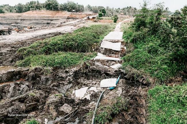 Aktivitas tambang batu bara di Samboja, Kutai Kartanegara yang ditindak Pemprov Kaltim karena berdampak pada kerusakan jalan desa. (Foto: Dok Dinas ESDM Kaltim)
