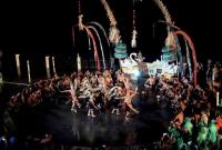 Tarian Dayak Kalteng tampil di panggung pertunjukan tari Kecak di Bali. (Foto: Antara/Rendhik Andika)