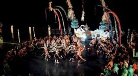 Tarian Dayak Kalteng tampil di panggung pertunjukan tari Kecak di Bali. (Foto: Antara/Rendhik Andika)