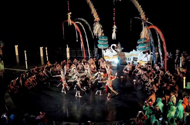 Tarian Dayak Kalteng tampil di panggung pertunjukan tari Kecak di Bali. (Foto: Antara/Rendhik Andika)