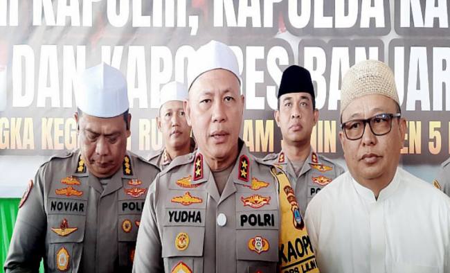 Kapolda Kalsel Irjen Pol Rosyanto Yudha Hermawan ditemui saat meninjau dapur umum sektor Taufik, Jalan Pendidikan Martapura, untuk Haul ke-21 Guru Sekumpul, Senin (22/12/2025). (Foto: Istimewa)