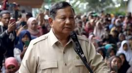 Presiden RI Prabowo Subianto menemui langsung warga terdampak bencana di Posko Pengungsian SMP Negeri 2 Wih, Pesam, Bener Meriah, Aceh Tengah, Jumat (12/12/2025). (Youtube @Sekretariat Presiden)