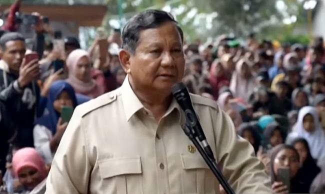Presiden RI Prabowo Subianto menemui langsung warga terdampak bencana di Posko Pengungsian SMP Negeri 2 Wih, Pesam, Bener Meriah, Aceh Tengah, Jumat (12/12/2025). (Youtube @Sekretariat Presiden)