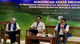 Direktur Anggaran Bidang Perekonomian dan Kemaritiman Direktorat Jenderal Anggaran Kemenkeu Tri Budhianto (tengah) memaparkan materi dalam acara Kunjungan Kerja Media 2025, di Karawang, Jawa Barat, Selasa (9/12/2025). (ANTARA/Rizka Khaerunnisa)