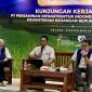 Direktur Anggaran Bidang Perekonomian dan Kemaritiman Direktorat Jenderal Anggaran Kemenkeu Tri Budhianto (tengah) memaparkan materi dalam acara Kunjungan Kerja Media 2025, di Karawang, Jawa Barat, Selasa (9/12/2025). (ANTARA/Rizka Khaerunnisa)