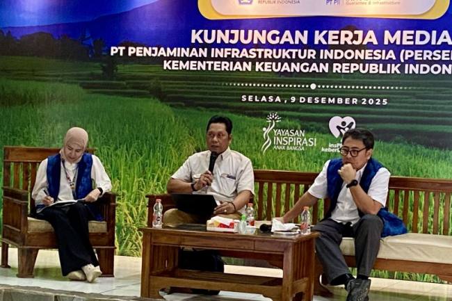 Direktur Anggaran Bidang Perekonomian dan Kemaritiman Direktorat Jenderal Anggaran Kemenkeu Tri Budhianto (tengah) memaparkan materi dalam acara Kunjungan Kerja Media 2025, di Karawang, Jawa Barat, Selasa (9/12/2025). (ANTARA/Rizka Khaerunnisa)