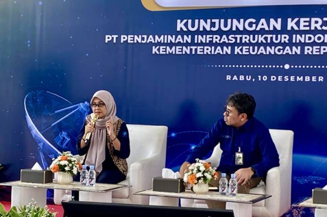 Direktur Utama BAKTI Kemkomdigi Fadhilah Mathar (kiri) bersama Plt Direktur Utama PT PII Andre Permana (kanan) memaparkan materi dalam kunjungan kerja media di lokasi Stasiun Bumi SATRIA-1, Cikarang, Jawa Barat, Rabu (10/12/2025). (ANTARA/Rizka Khaerunnisa)