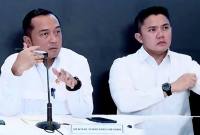 Menteri Sekretaris Negara (Mensesneg) Prasetyo Hadi (kiri) menjawab pertanyaan wartawan saat jumpa pers berkala mengenai penanganan dampak banjir bandang dan longsor di Aceh, Sumatera Utara, dan Sumatera Barat di Posko Terpadu Lanud Halim Perdanakusuma, Jakarta, Senin (29/12/2025). (Foto: BPMI Sekretariat Presiden)