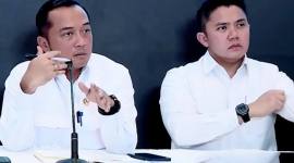 Menteri Sekretaris Negara (Mensesneg) Prasetyo Hadi (kiri) menjawab pertanyaan wartawan saat jumpa pers berkala mengenai penanganan dampak banjir bandang dan longsor di Aceh, Sumatera Utara, dan Sumatera Barat di Posko Terpadu Lanud Halim Perdanakusuma, Jakarta, Senin (29/12/2025). (Foto: BPMI Sekretariat Presiden)