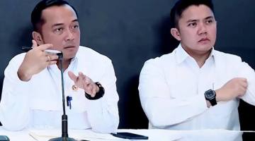 Menteri Sekretaris Negara (Mensesneg) Prasetyo Hadi (kiri) menjawab pertanyaan wartawan saat jumpa pers berkala mengenai penanganan dampak banjir bandang dan longsor di Aceh, Sumatera Utara, dan Sumatera Barat di Posko Terpadu Lanud Halim Perdanakusuma, Jakarta, Senin (29/12/2025). (Foto: BPMI Sekretariat Presiden)