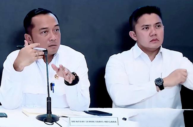 Menteri Sekretaris Negara (Mensesneg) Prasetyo Hadi (kiri) menjawab pertanyaan wartawan saat jumpa pers berkala mengenai penanganan dampak banjir bandang dan longsor di Aceh, Sumatera Utara, dan Sumatera Barat di Posko Terpadu Lanud Halim Perdanakusuma, Jakarta, Senin (29/12/2025). (Foto: BPMI Sekretariat Presiden)