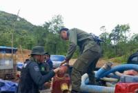 Petugas mengamankan sejumlah barang bukti saat patroli di lokasi tambang emas ilegal di kawasan hutan produksi di Desa Riam Adungan, Kecamatan Kintap, Kabupaten Tanah Laut, Kalimantan Selatan, Minggu (7/12/2025). (Dok Dishut Kalsel)