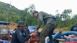 
Petugas mengamankan sejumlah barang bukti saat patroli di lokasi tambang emas ilegal di kawasan hutan produksi di Desa Riam Adungan, Kecamatan Kintap, Kabupaten Tanah Laut, Kalimantan Selatan, Minggu (7/12/2025). (Dok Dishut Kalsel)
