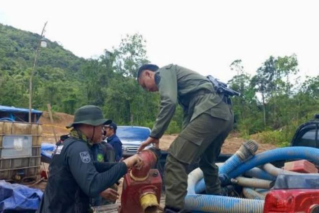 
Petugas mengamankan sejumlah barang bukti saat patroli di lokasi tambang emas ilegal di kawasan hutan produksi di Desa Riam Adungan, Kecamatan Kintap, Kabupaten Tanah Laut, Kalimantan Selatan, Minggu (7/12/2025). (Dok Dishut Kalsel)

