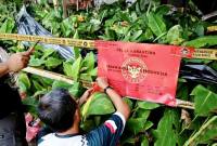 Petugas saat menyegel ribuan bibit pisang varietas kepok tanjung ilegal asal Kabupaten Ngawi, Jawa Timur, karena tidak memenuhi persyaratan di Landasan Ulin, Banjarbaru, Kalimantan Selatan, beberapa waktu lalu. (Foto: Dok Karantina Kalsel)