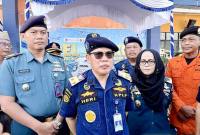 Kepala KSOP Banjarmasin Heri Purwanto (tengah) memberikan keterangan setelah apel pembukaan posko terpadu angkutan laut Natal 2025 dan Tahun Baru 2026 di Pelabuhan Trisakti, Banjarmasin, Kalimantan Selatan, Kamis (18/12/2025). (Foto: Istimewa)