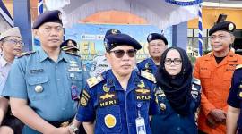 Kepala KSOP Banjarmasin Heri Purwanto (tengah) memberikan keterangan setelah apel pembukaan posko terpadu angkutan laut Natal 2025 dan Tahun Baru 2026 di Pelabuhan Trisakti, Banjarmasin, Kalimantan Selatan, Kamis (18/12/2025). (Foto: Istimewa)