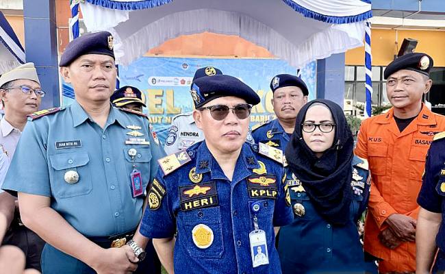 Kepala KSOP Banjarmasin Heri Purwanto (tengah) memberikan keterangan setelah apel pembukaan posko terpadu angkutan laut Natal 2025 dan Tahun Baru 2026 di Pelabuhan Trisakti, Banjarmasin, Kalimantan Selatan, Kamis (18/12/2025). (Foto: Istimewa)