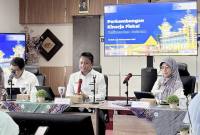 Kepala Kantor Wilayah DJPb Kalsel Catur Ariyanto Widodo (tengah) memaparkan kondisi keuangan daerah per November pada Publikasi Kinerja Fiskal Daerah 2025 di Banjarmasin, Kalimantan Selatan, Senin (22/12/2025). (Foto: Istimewa)