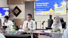 Kepala Kantor Wilayah DJPb Kalsel Catur Ariyanto Widodo (tengah) memaparkan kondisi keuangan daerah per November pada Publikasi Kinerja Fiskal Daerah 2025 di Banjarmasin, Kalimantan Selatan, Senin (22/12/2025). (Foto: Istimewa)