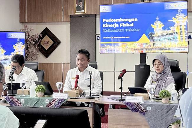 Kepala Kantor Wilayah DJPb Kalsel Catur Ariyanto Widodo (tengah) memaparkan kondisi keuangan daerah per November pada Publikasi Kinerja Fiskal Daerah 2025 di Banjarmasin, Kalimantan Selatan, Senin (22/12/2025). (Foto: Istimewa)