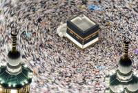 Jemaah haji dari berbagai negara melaksanakan Tawaf di Masjidil Haram, Makkah, Arab Saudi, Minggu (15/6/2025). Menurut Saudi Press Agency, setelah perluasan tahap ketiga selesai kapasitas Masjidil Haram pada tahun 2025 mencapai tiga juta orang per hari dengan adanya peningkatan luas area Masjidil Haram dari 414.000 meter persegi menjadi 1,5 juta meter persegi. (Foto: Dok Antara Foto)