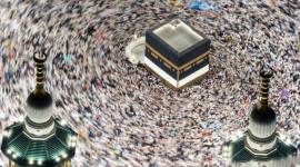 Jemaah haji dari berbagai negara melaksanakan Tawaf di Masjidil Haram, Makkah, Arab Saudi, Minggu (15/6/2025). Menurut Saudi Press Agency, setelah perluasan tahap ketiga selesai kapasitas Masjidil Haram pada tahun 2025 mencapai tiga juta orang per hari dengan adanya peningkatan luas area Masjidil Haram dari 414.000 meter persegi menjadi 1,5 juta meter persegi. (Foto: Dok Antara Foto)
