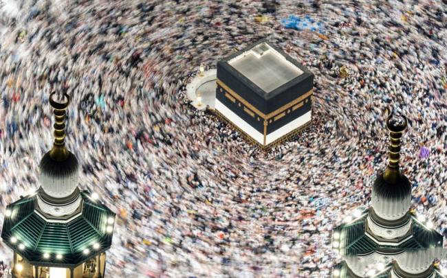 Jemaah haji dari berbagai negara melaksanakan Tawaf di Masjidil Haram, Makkah, Arab Saudi, Minggu (15/6/2025). Menurut Saudi Press Agency, setelah perluasan tahap ketiga selesai kapasitas Masjidil Haram pada tahun 2025 mencapai tiga juta orang per hari dengan adanya peningkatan luas area Masjidil Haram dari 414.000 meter persegi menjadi 1,5 juta meter persegi. (Foto: Dok Antara Foto)