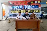 Kepala Pusat Data, Informasi dan Komunikasi Kebencanaan Badan Nasional Penanggulangan Bencana Abdul Muhari (tengah) konferensi pers update penanganan bencana banjir, longsor di Aceh, Sumut, dan Sumbar, Selasa (2/12/2025). (Foto: Antara/Anita Permata D)