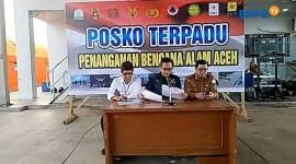 Kepala Pusat Data, Informasi dan Komunikasi Kebencanaan Badan Nasional Penanggulangan Bencana Abdul Muhari (tengah) konferensi pers update penanganan bencana banjir, longsor di Aceh, Sumut, dan Sumbar, Selasa (2/12/2025). (Foto: Antara/Anita Permata D)