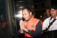 Kasi Perdata dan Tata Usaha Negara Kejari Hulu Sungai Utara, Tri Taruna Fariadi menuju mobil tahanan usai menjalani pemeriksaan di Gedung Merah Putih KPK, Jakarta, Senin (22/12/2025). KPK menahan Tri Taruna Fariadi sebagai tersangka kasus dugaan pemerasan terhadap sejumlah perangkat daerah di Hulu Sungai Utara, Kalimantan Selatan. (ANTARA FOTO/Reno Esnir)