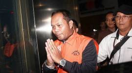 Kasi Perdata dan Tata Usaha Negara Kejari Hulu Sungai Utara, Tri Taruna Fariadi menuju mobil tahanan usai menjalani pemeriksaan di Gedung Merah Putih KPK, Jakarta, Senin (22/12/2025). KPK menahan Tri Taruna Fariadi sebagai tersangka kasus dugaan pemerasan terhadap sejumlah perangkat daerah di Hulu Sungai Utara, Kalimantan Selatan. (ANTARA FOTO/Reno Esnir)