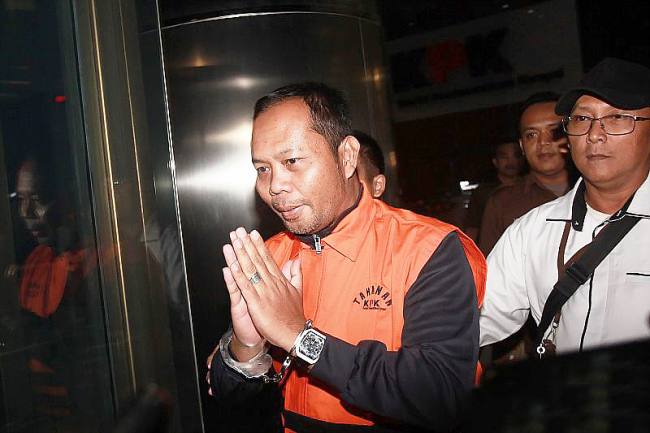 Kasi Perdata dan Tata Usaha Negara Kejari Hulu Sungai Utara, Tri Taruna Fariadi menuju mobil tahanan usai menjalani pemeriksaan di Gedung Merah Putih KPK, Jakarta, Senin (22/12/2025). KPK menahan Tri Taruna Fariadi sebagai tersangka kasus dugaan pemerasan terhadap sejumlah perangkat daerah di Hulu Sungai Utara, Kalimantan Selatan. (ANTARA FOTO/Reno Esnir)