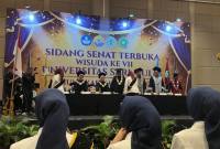 WISUDA- Prosesi Pengukuhan Wisudawan dan Wisudawati Universitas Sari Mulia yang Ke VII di Ballroom Hotel Fugo Banjarmasin, Rabu (17/12/2025).