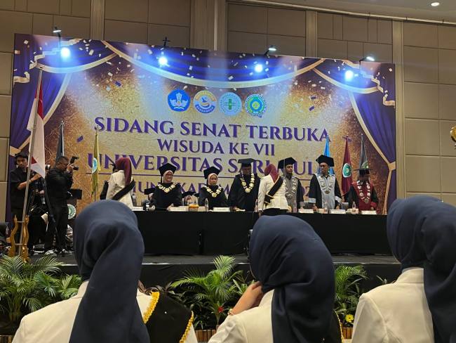 WISUDA- Prosesi Pengukuhan Wisudawan dan Wisudawati Universitas Sari Mulia yang Ke VII di Ballroom Hotel Fugo Banjarmasin, Rabu (17/12/2025).